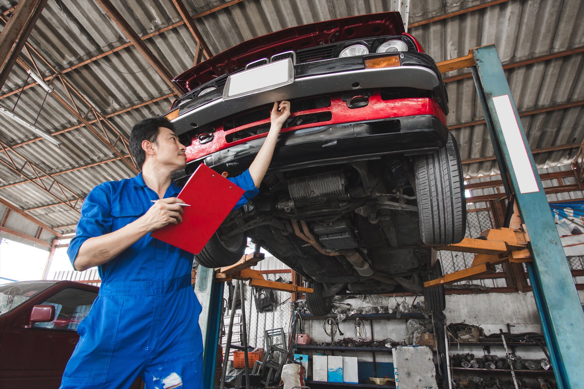 車の整備を進めるスタッフたち
